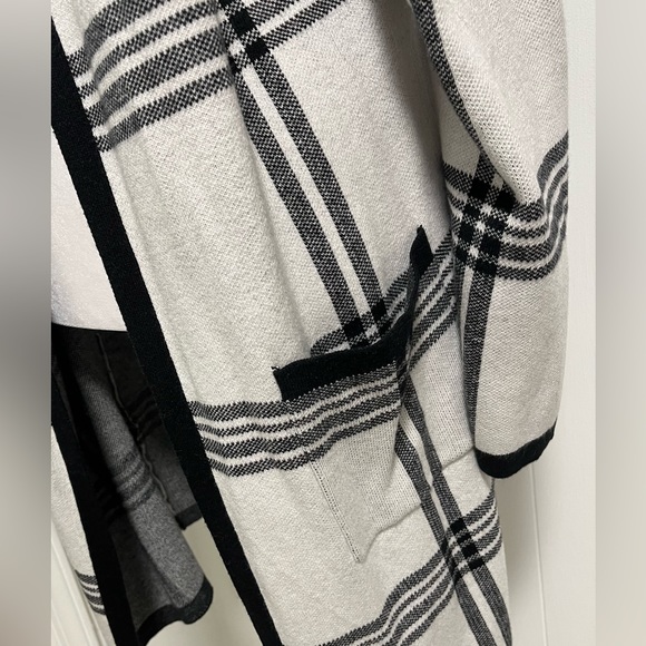 ELLE mid length cozy cardigan black & white . Small stain. Size XL smoke free - Picture 4 of 7